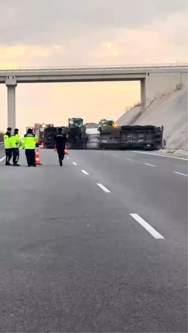 Bursa-İzmir Otobanında Devrilen Benzin Tankeri Trafiği Kilitledi