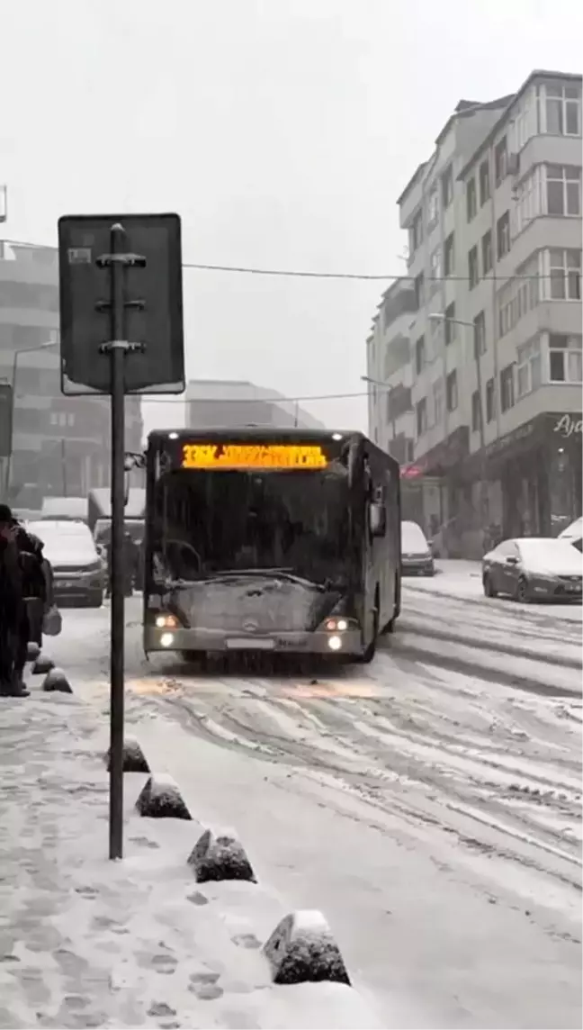 İstanbul'da Kar Yağışı İETT Otobüsünü Kaydırdı