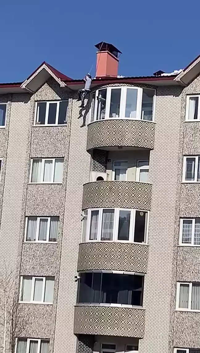 Metrelerce yükseklikte asılı kaldı, ölmekten böyle kurtuldu