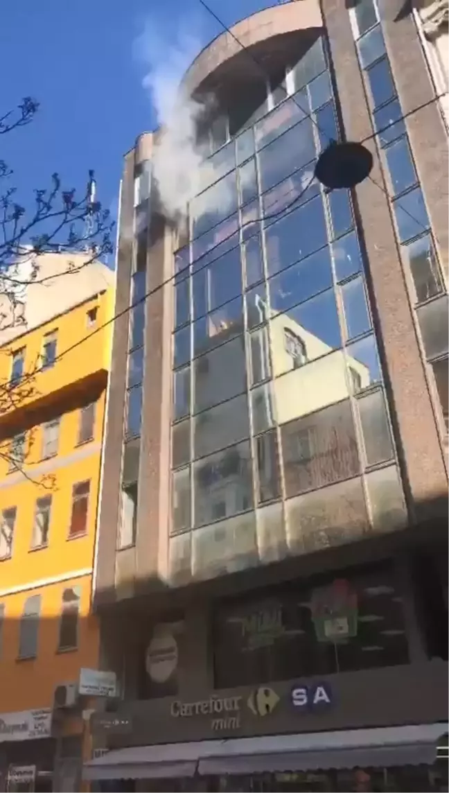 Beyoğlu'nda Ayakkabı Deposunda Yangın Çıktı