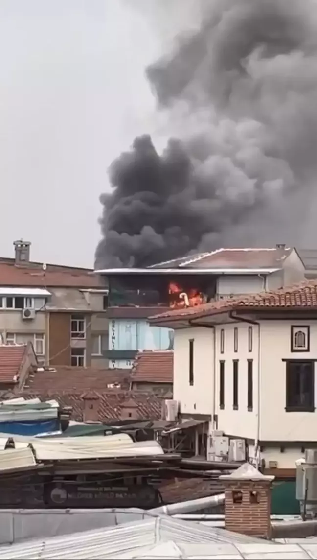 Bursa'da İş Merkezinin Çatı Katında Yangın Çıktı