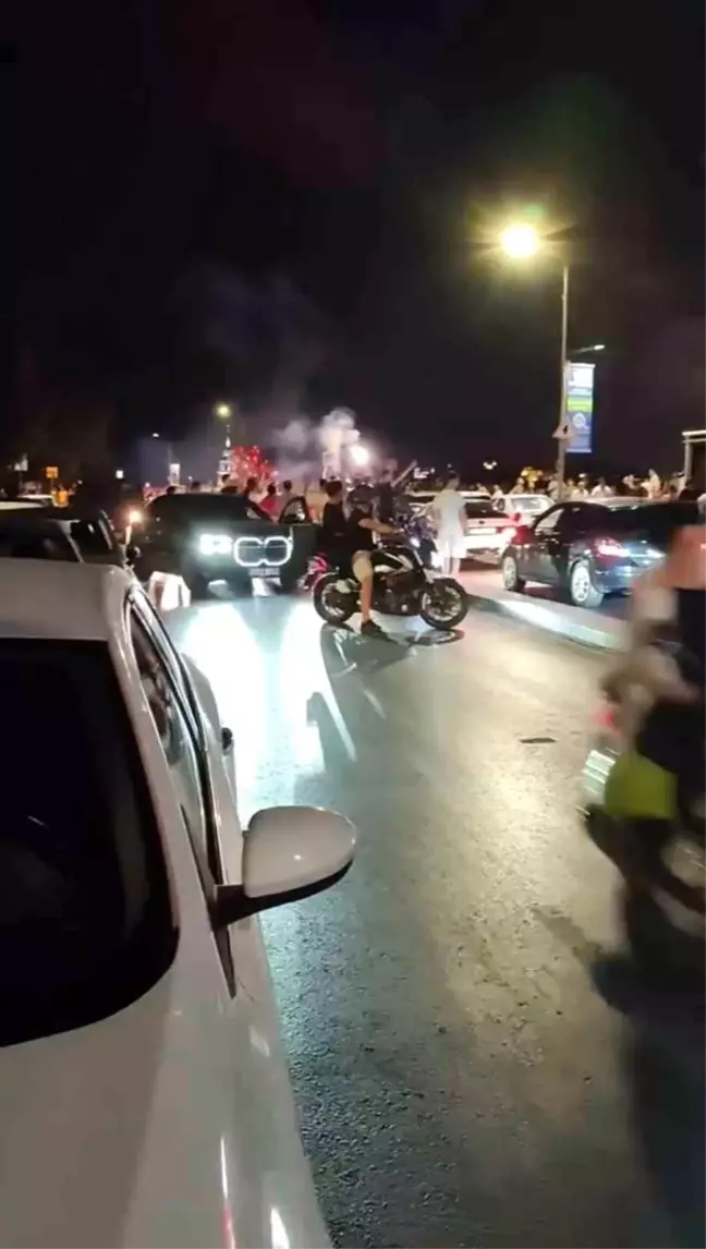 Üsküdar'da araçları ile asker eğlencesi yapan grup sahil yolunu trafiğe kapattı