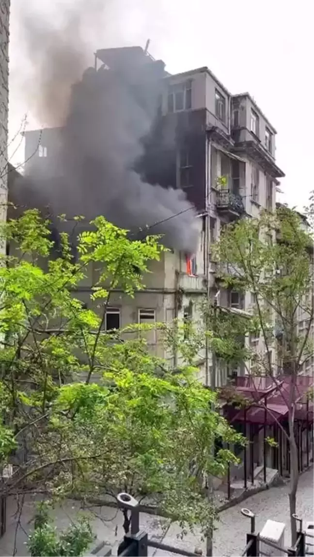 Beyoğlu'nda arkadaşına kızan genç evi ateşe verdi