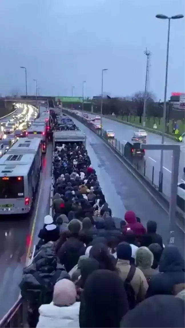 İstanbul'da Altunizade Metrobüs Durağında İnsan Selinin Nedeni Arıza