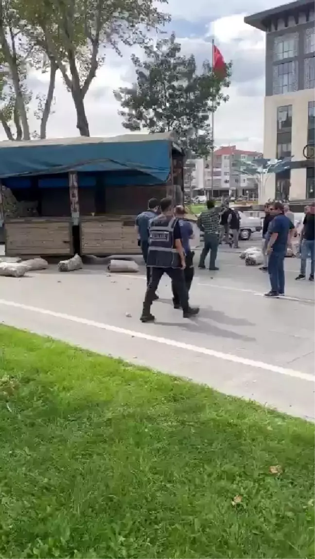 Kütahya'da Patates Üreticisi Kamyonuyla Malını Satamayınca Eylem Yaptı