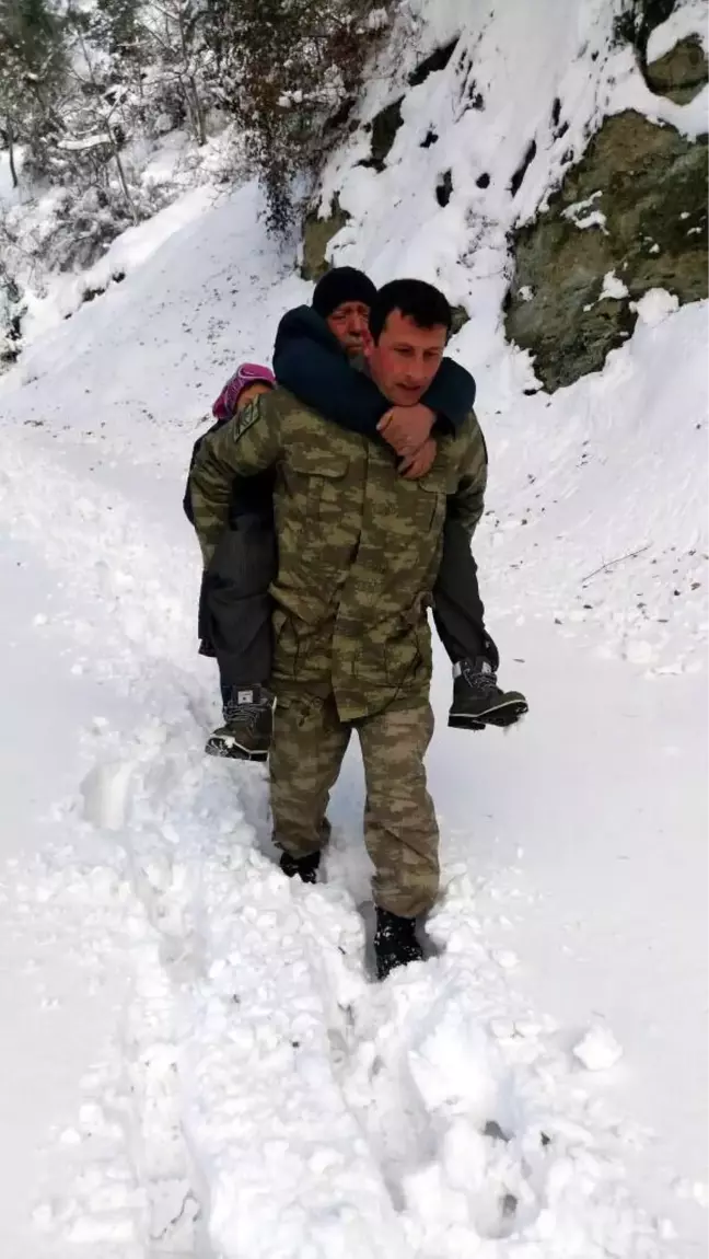 Uzman Çavuş, Kalp Hastasını Karda Sırtında Taşıdı