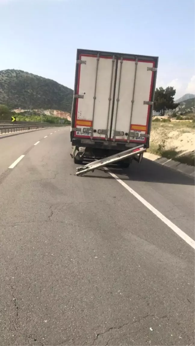 Bilecik'te Aynı İstikamete Giden 2 Tır Çarpıştı 2 Yaralandı