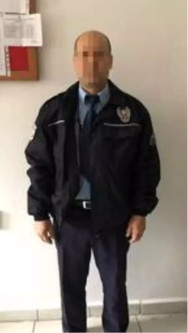 Polis kıyafetiyle otostop çeken emekli polise gözaltı