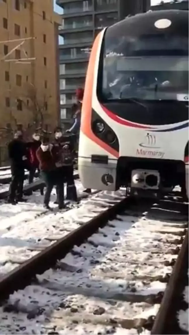 Marmaray Suadiye istasyonunda tren arıza yaptı, yolcular diğer istasyona yürüdü