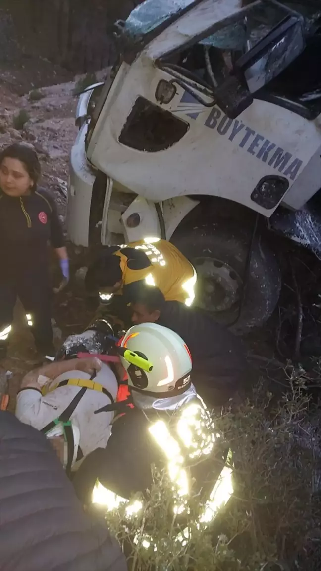 Denizli'de Kamyon Şarampole Devrildi: 1 Ölü, 1 Yaralı