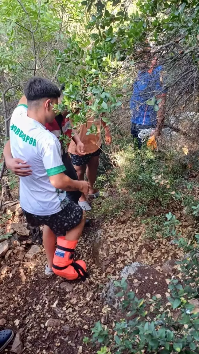 Kuşadası'nda Kayalık Bölgede Yaralanan Şahıs Hastaneye Kaldırıldı