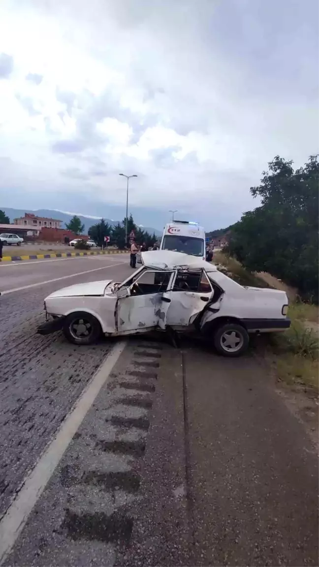 Karabük'te alkollü sürücünün tıra çarpması sonucu 2 kişi yaralandı