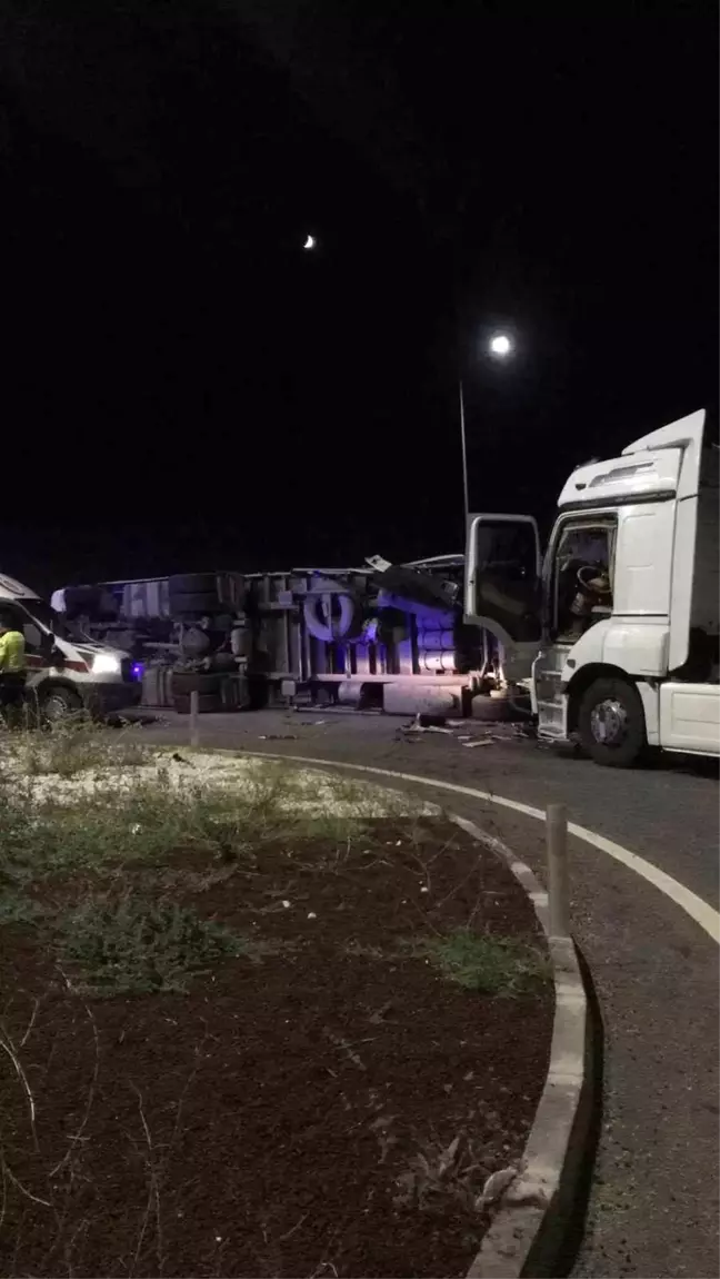 Amasya'da Kavşakta İki Tır Çarpıştı