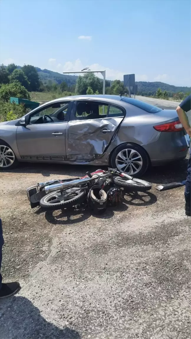 Düzce'de motosiklet ile otomobil çarpışması: 2 kişi yaralandı