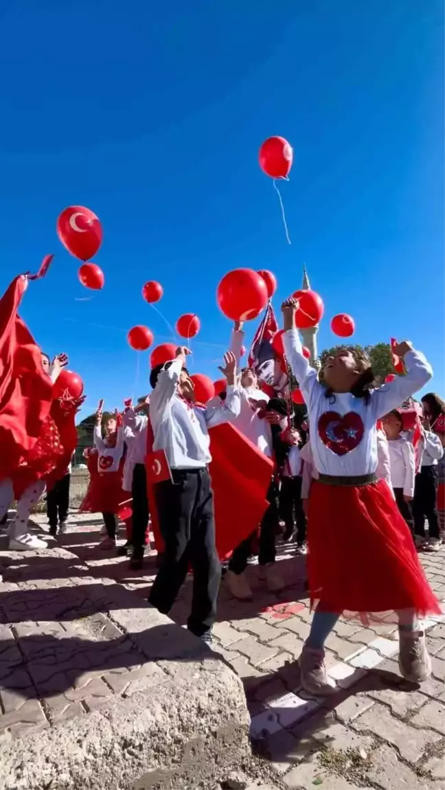 Sağrıca Köyü Öğrencilerinden Cumhuriyet Coşkusu