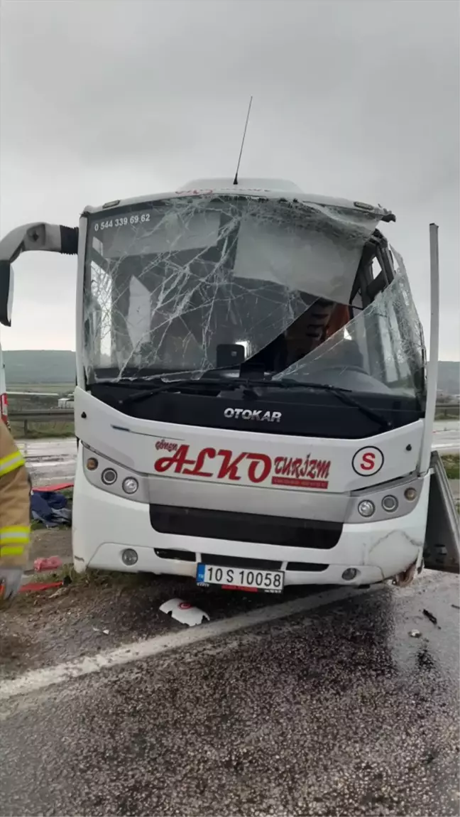 Gönen'de İşçi Servisi Devrildi: 18 Yaralı