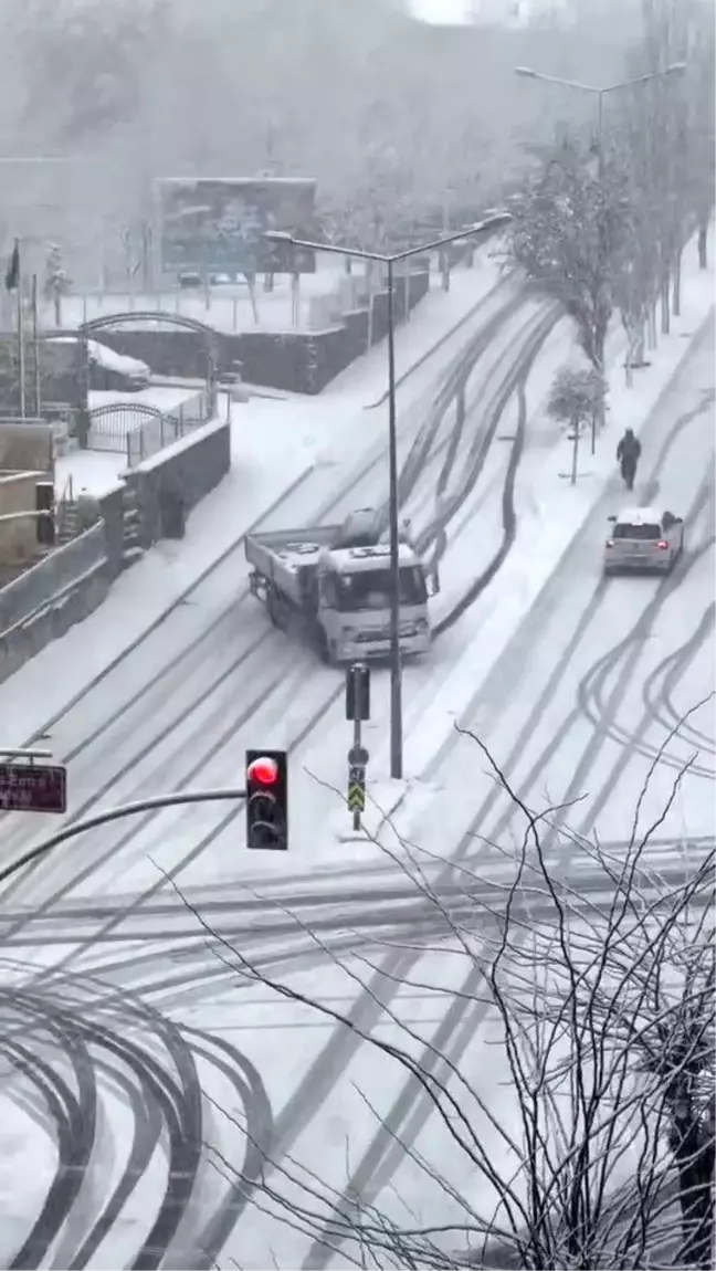 İstanbul'da Yoğun Kar Yağışı Kontrolden Çıkan Kamyonu Kaydırdı