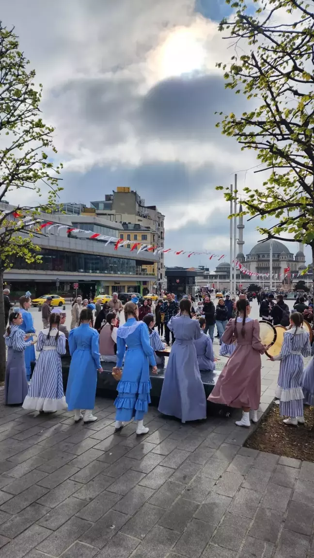 İstanbul'da Deprem Sonrası Tataristanlı Çocukların Taksim Meydanı'ndaki Gösterisi