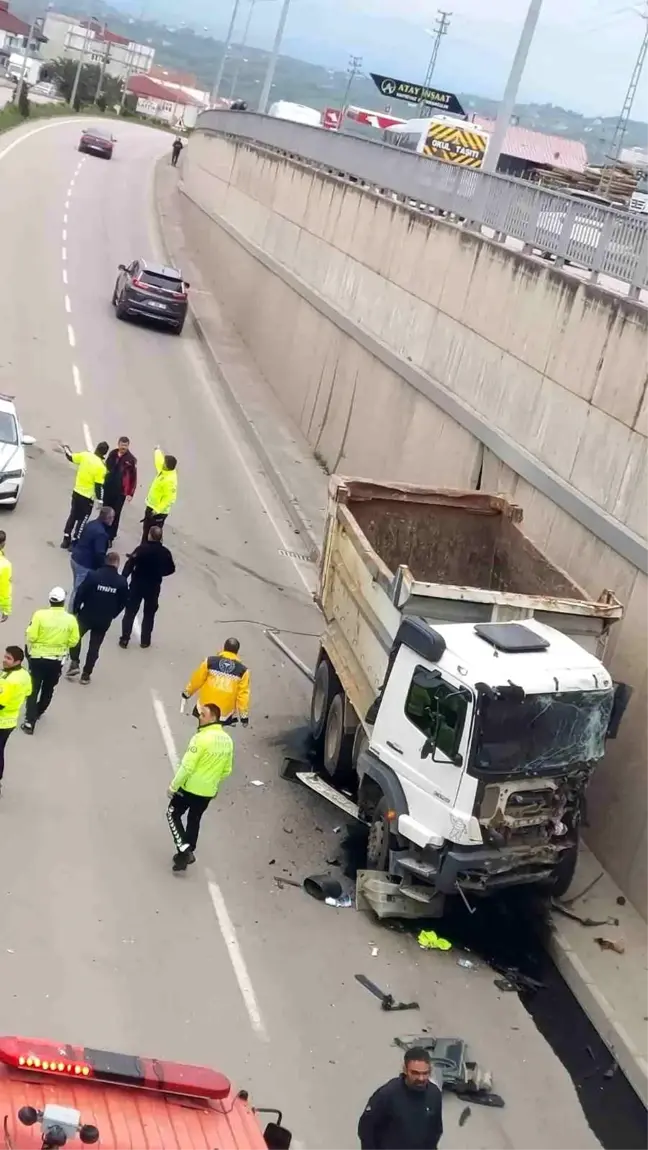 Sinop'ta Trafik Kazası: Kamyon Duvara Çarptı, Sürücü Yaralandı