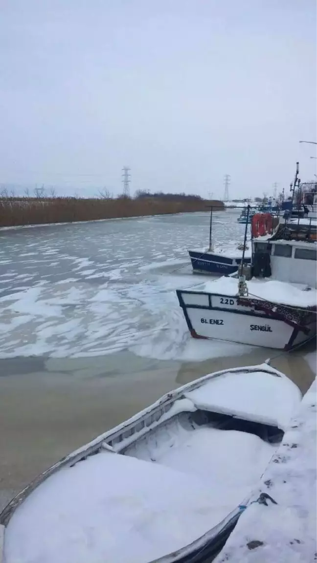 Çanakkale'de Kavakköy Çayı Buz Tuttu