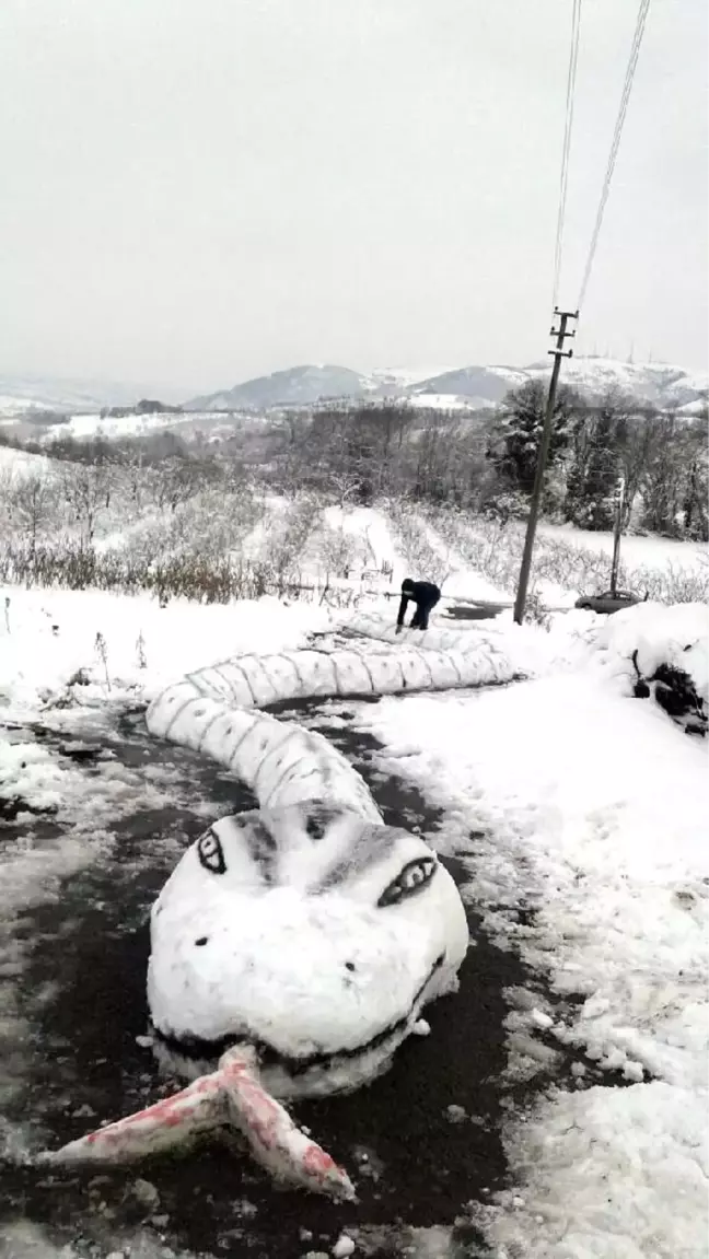 Evinin Bahçesine 30 Metrelik Kardan Yılan Yaptı