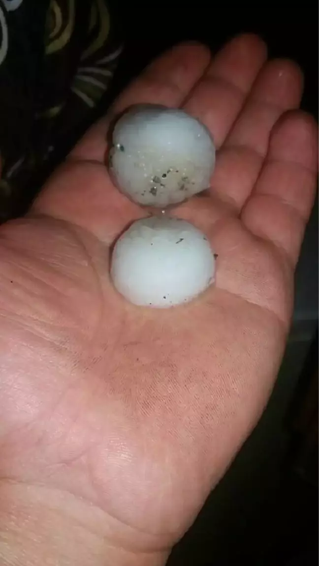 Erzincan'da Ceviz Büyüklüğünde Dolu Yağdı