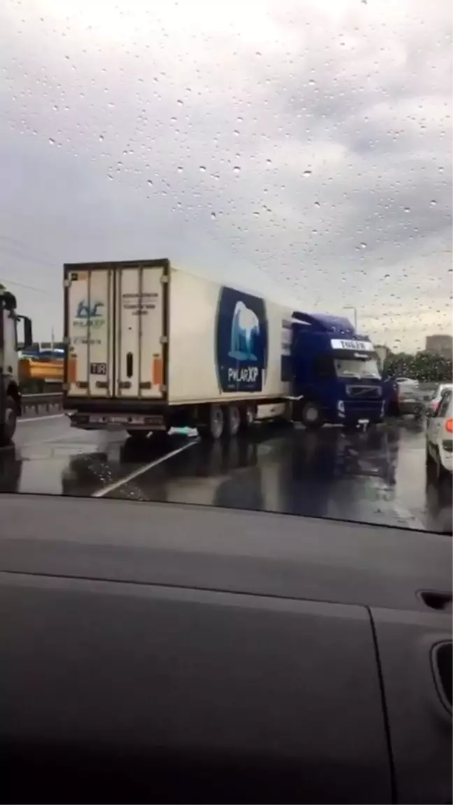 Habiplerde yağmurdan dolayı kayganlaşan yolda tır ters döndü