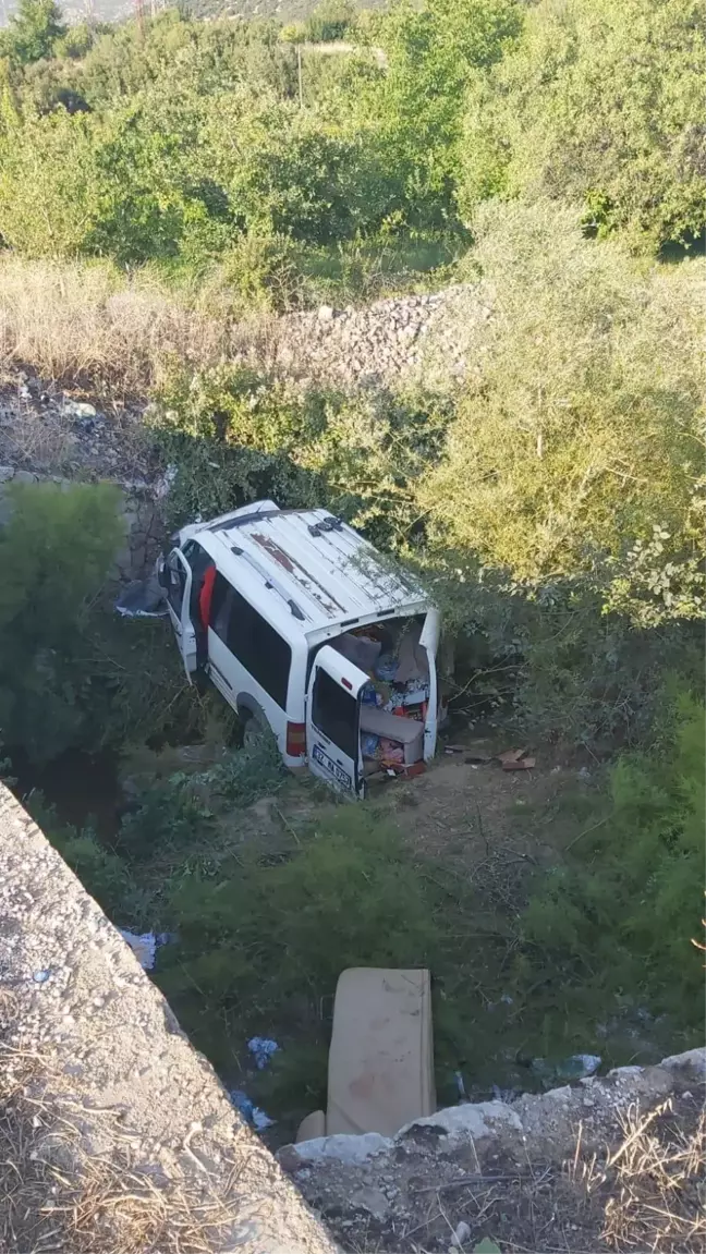 Son dakika gündem: Isparta'da hafif ticari aracın devrilmesi sonucu 1'i bebek 2 çocuk öldü, 6 kişi yaralandı