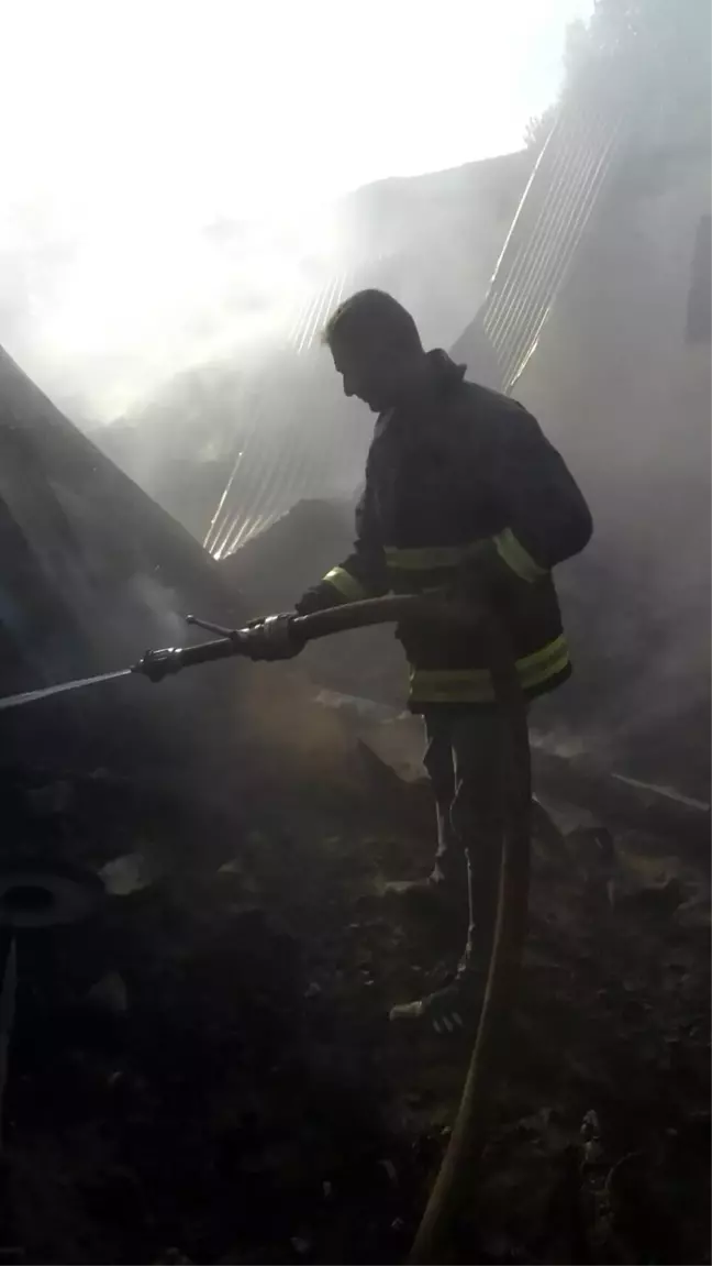 Muradiye'de samanlık yangını