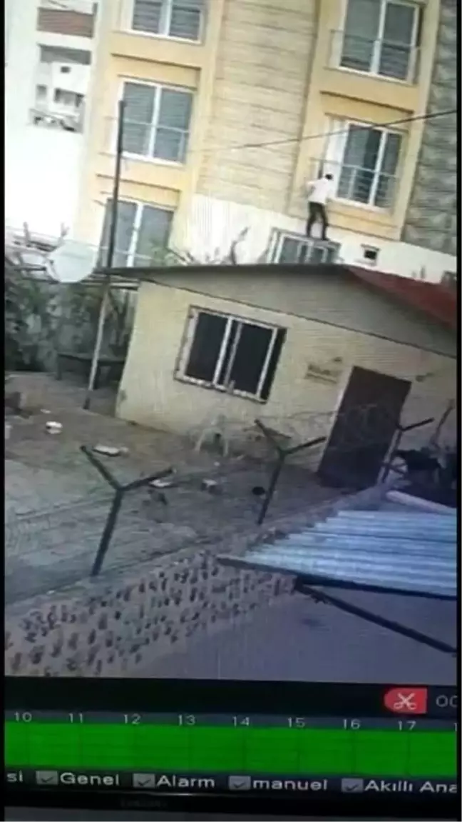 Hırsızlık için girdi, ev sahibine denk gelince aşağı atlayarak, kaçtı