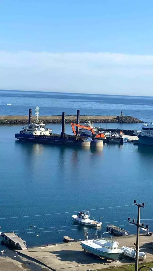 Balıkçı tekneleri limanlarına daha rahat yanaşması için liman içlerinde dip temizliği başlatıldı