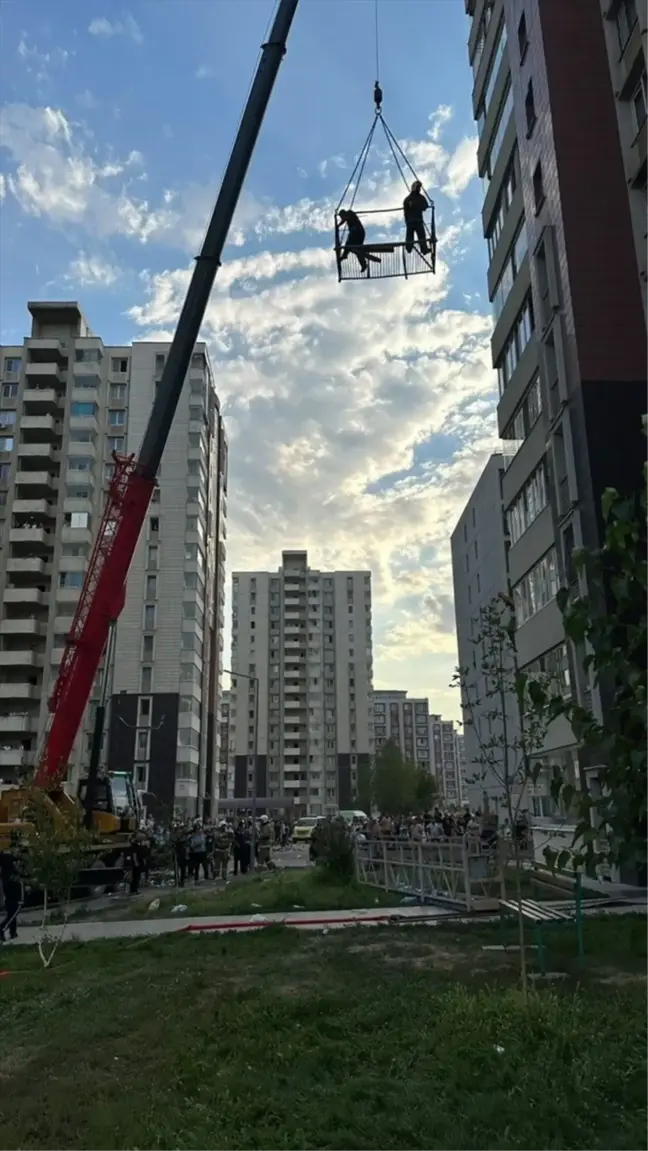 Kazakistan'da 16 Katlı Apartmanda Çıkan Yangında 1 Kişi Hayatını Kaybetti
