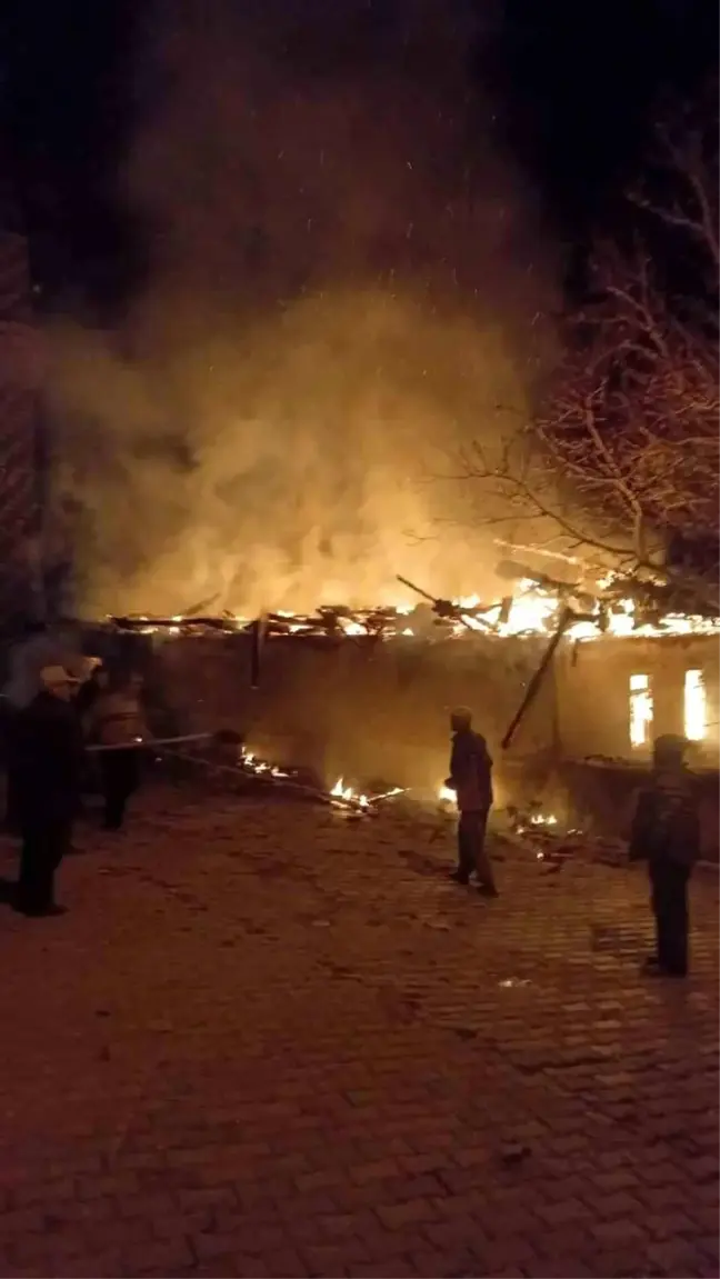 Burdur'da cami malzeme deposu yangını