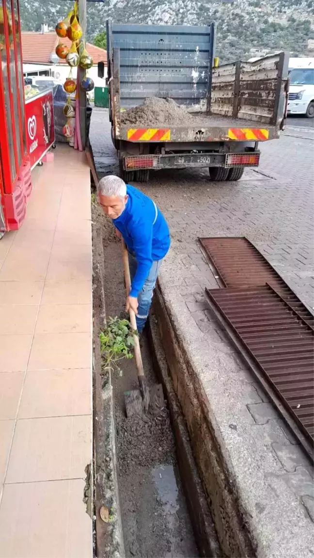 Marmaris Belediyesi, merkeze uzak mahallelerde temizlik çalışmalarına devam ediyor
