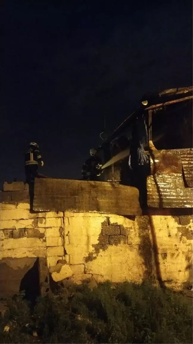 Tarsus'ta Metruk Binada Çıkan Yangın Söndürüldü
