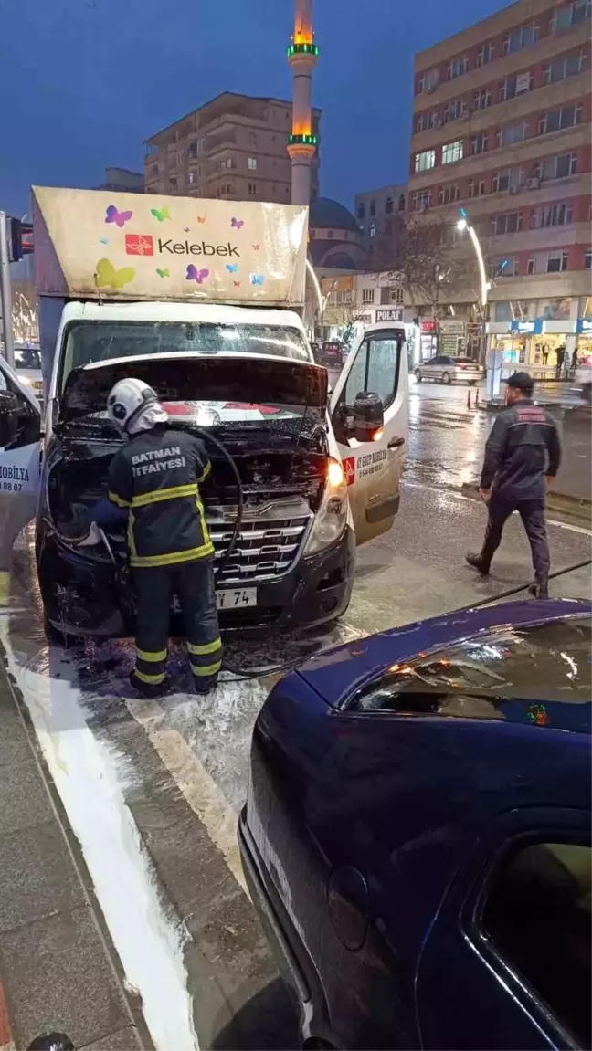 Batman'da park halindeki kamyonet alev alev yandı