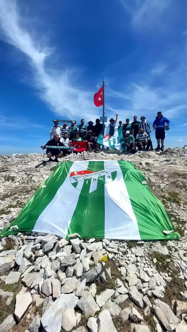 Bursasporlu Dağcılar, Uludağ'ın Zirvesine Bayrak Astı