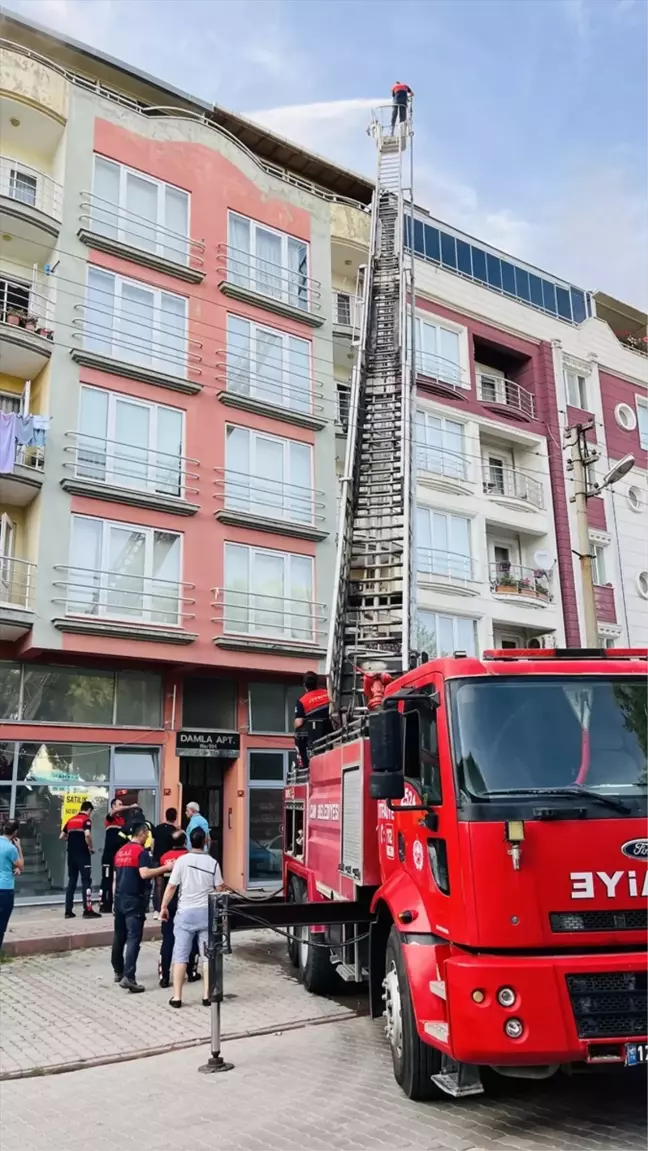 Çanakkale'de bir apartmanın terasında çıkan yangında 2 kişi dumandan etkilendi