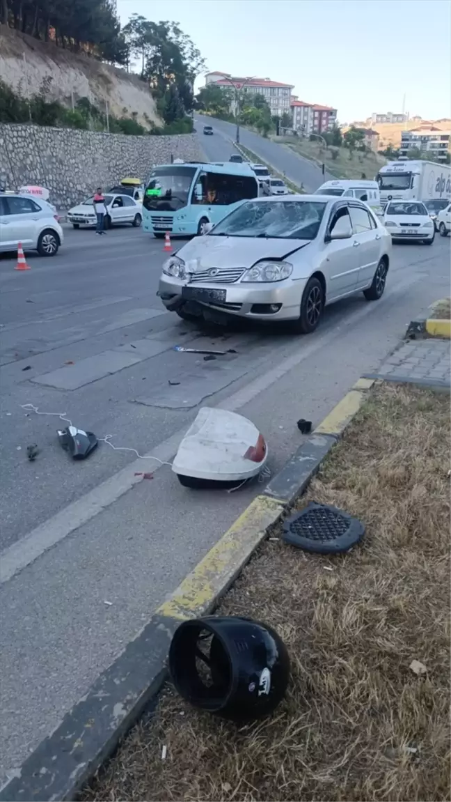 Karabük'te otomobille çarpışan motosikletteki 2 kişi yaralandı