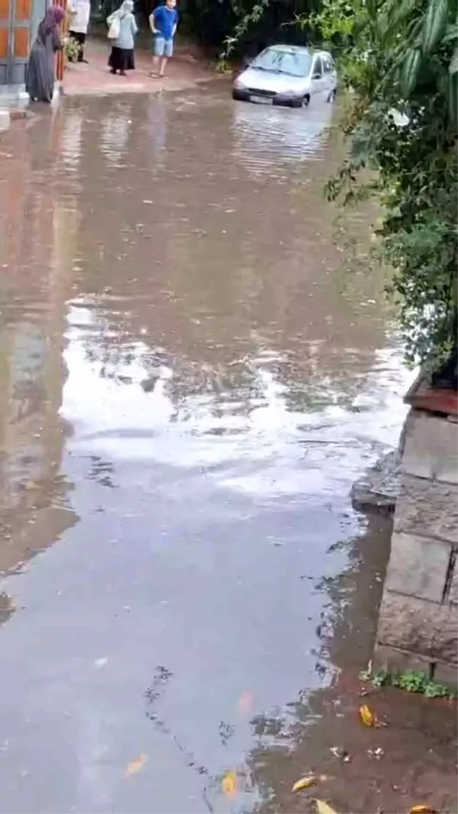 Kartal'da Sağanak Yağış Sonrası Sokaklar Göle Döndü