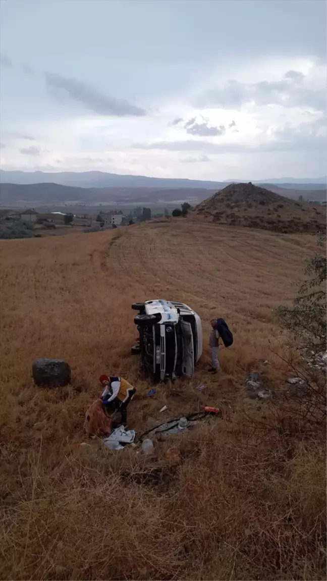 Çorum'un Osmancık ilçesinde minibüs şarampole devrildi, 2 kişi yaralandı