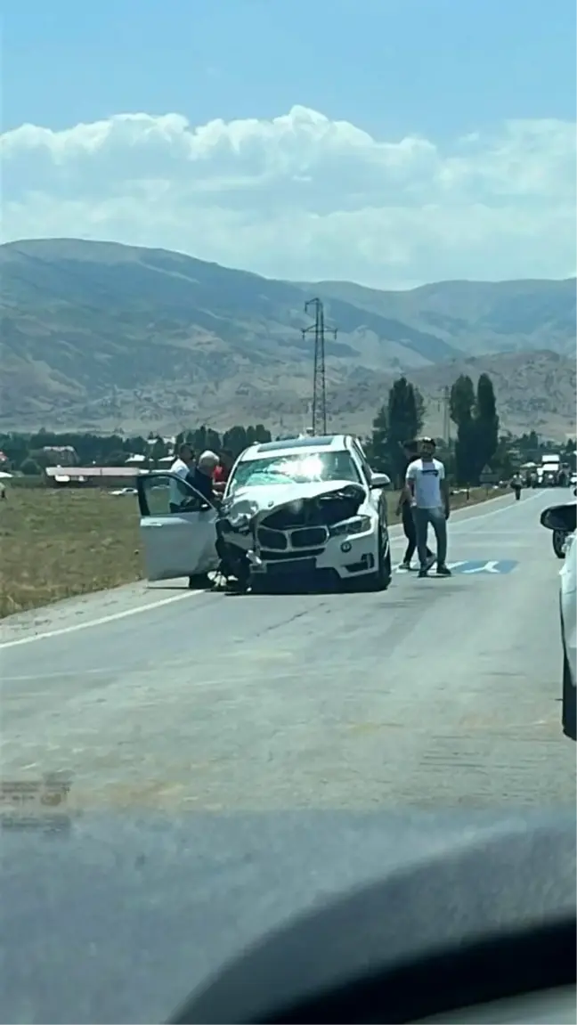 Muş'ta Kafa Kafaya Çarpışan Otomobillerde 4 Kişi Yaralandı