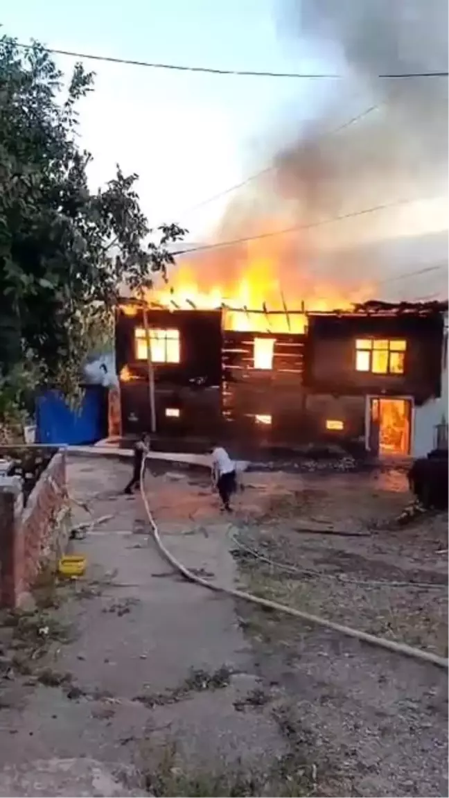 Bartın'ın Ulus ilçesinde ahşap ev yangını