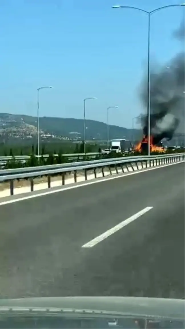 Bursa'da seyir halindeki tır alev alev yandı