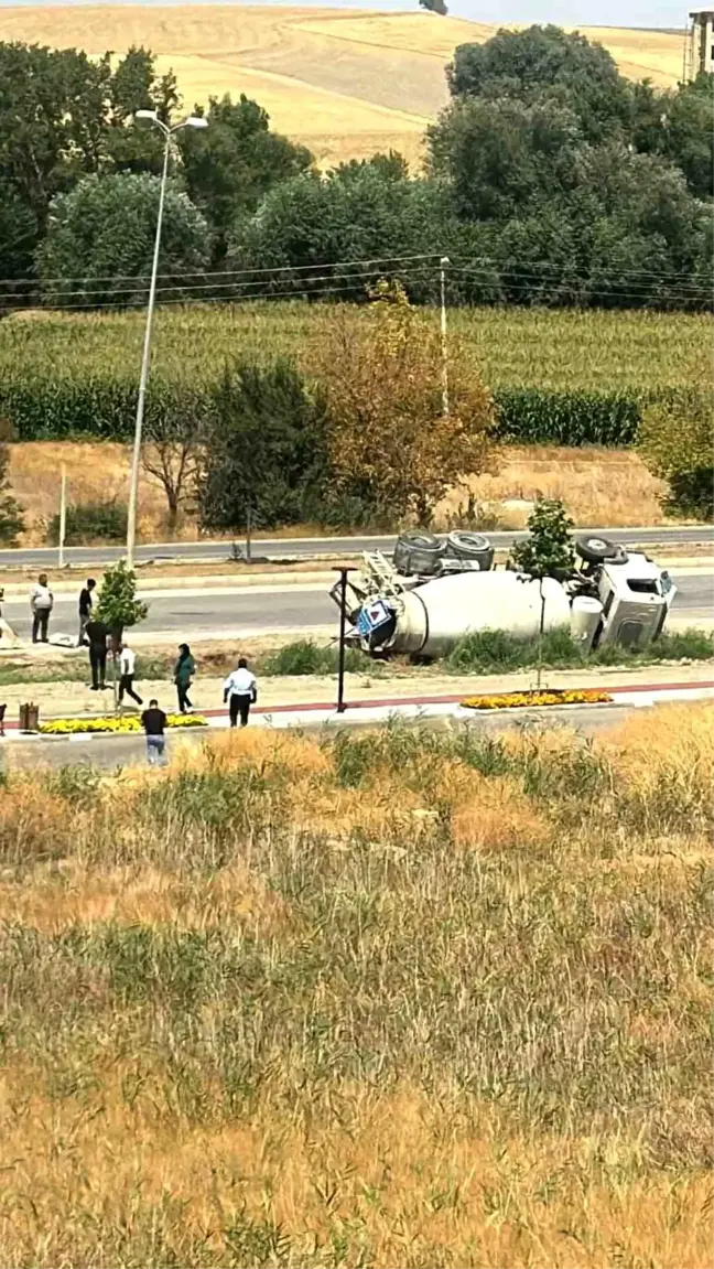 Ankara'da Beton Mikseri Devrildi