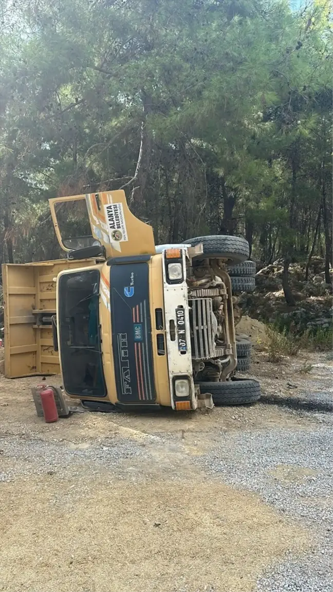 Alanya'da hafriyat kamyonu devrildi, sürücü yaralandı