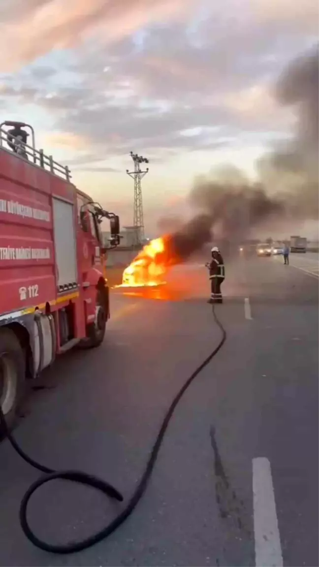 Hatay'da Seyir Halindeki Otomobil Alevlere Teslim Oldu