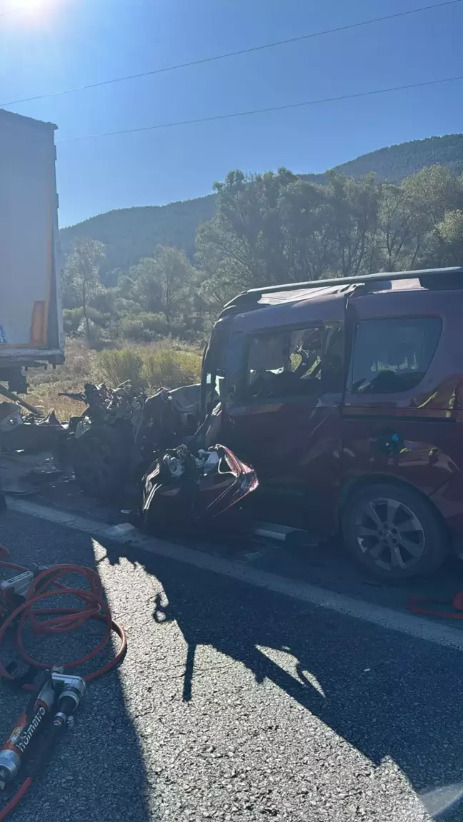 Erzincan'da Trafik Kazası: 3 Ölü, 2 Yaralı