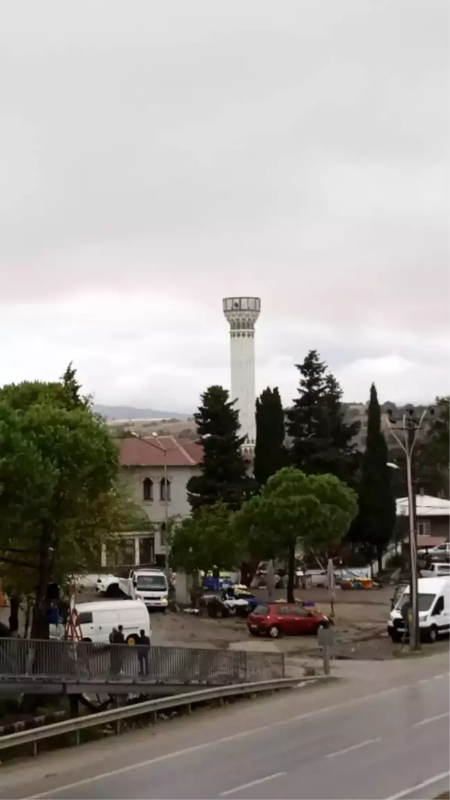 Çanakkale Biga'da Yıldırım Düşmesi Camii Minaresini Yıktı