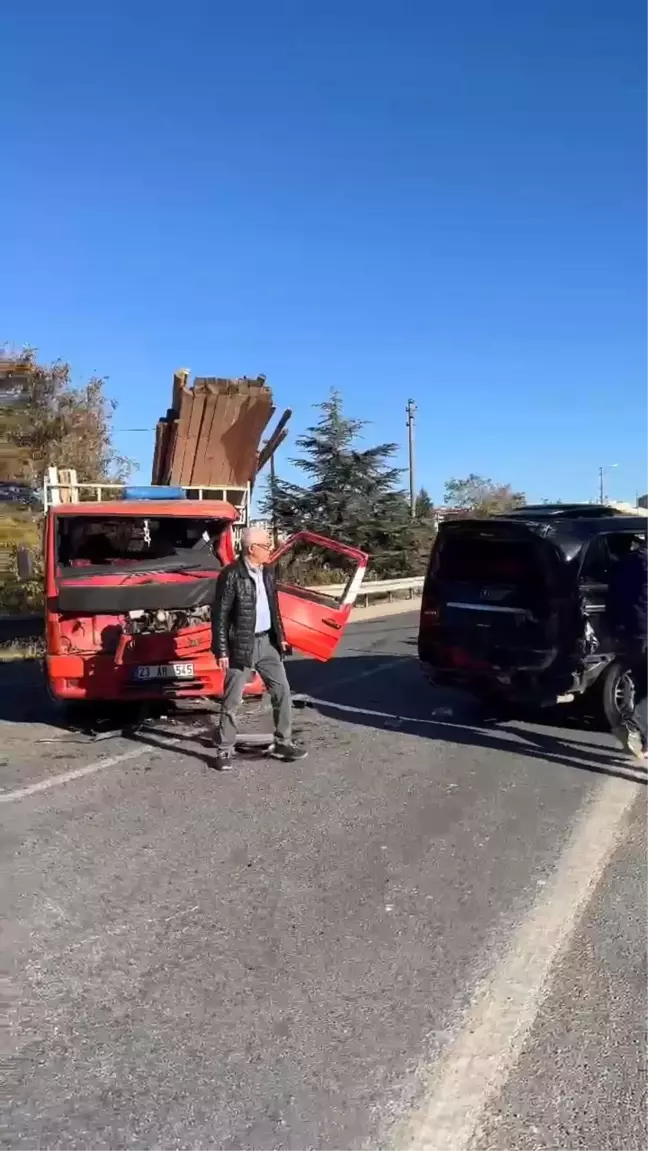 Elazığ'da Minibüs ile Pikap Çarpıştı: 1 Yaralı